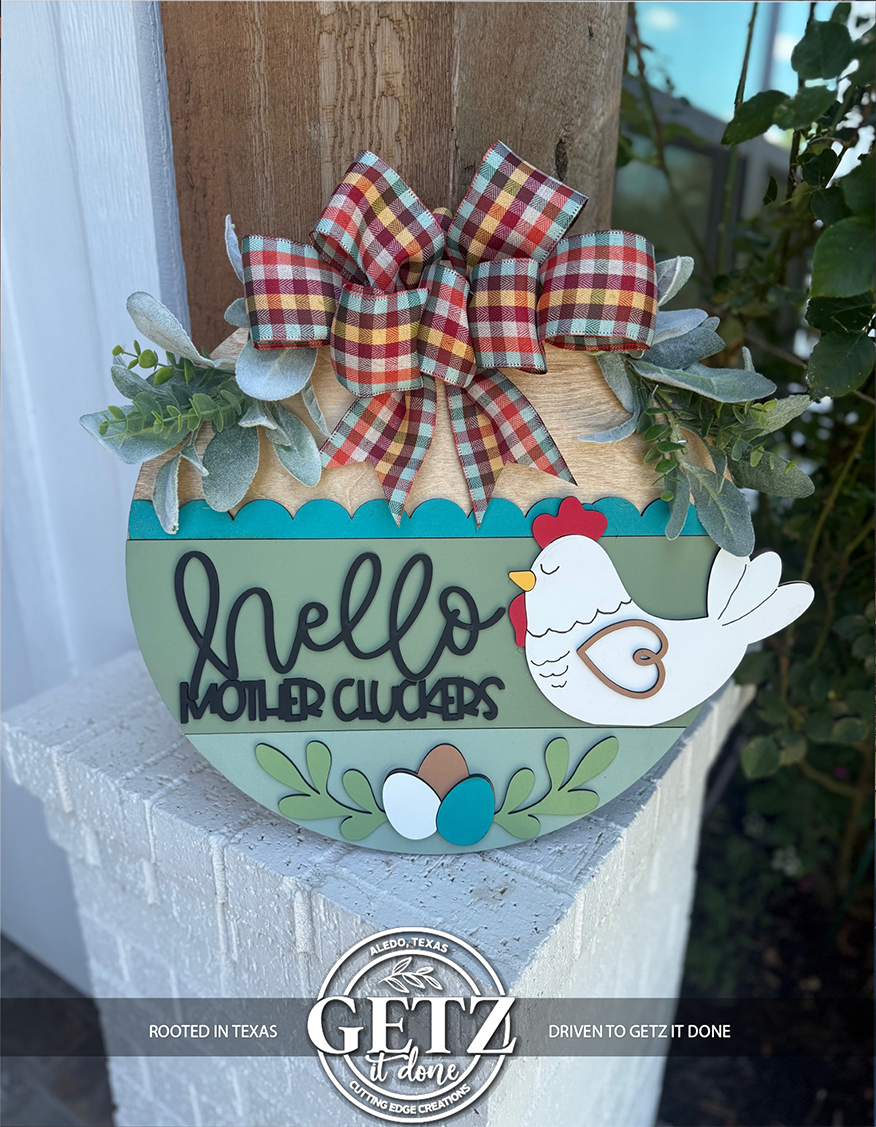 Letrero de puerta "Hola Mamá Cluckers" | Decoración divertida de gallinas de granja | Arte rústico redondo de madera para pared | Colgador de puerta de porche de gallinero campestre