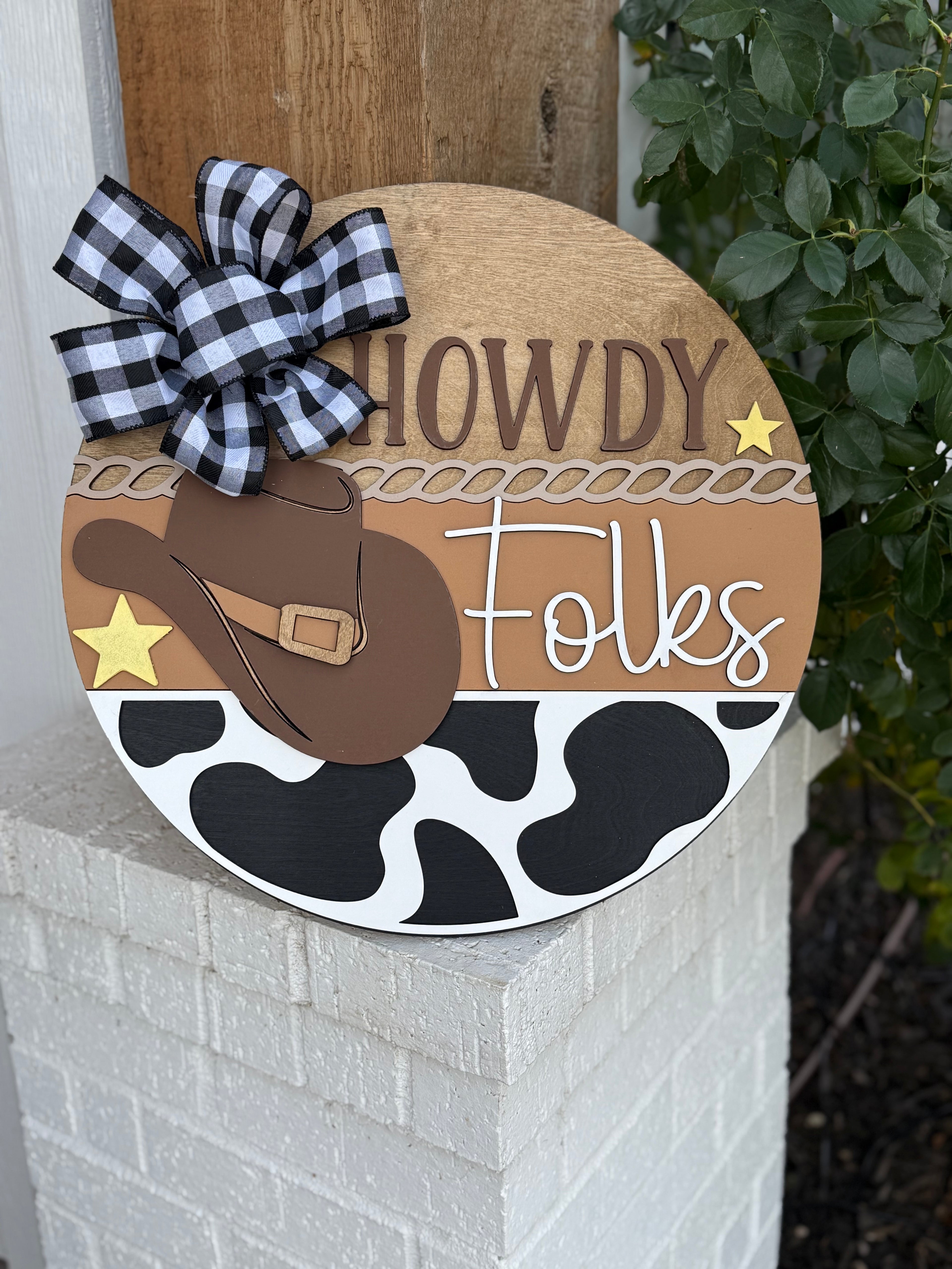 Howdy Folks Door Hanger • Western Front Door Sign • Cow Print Decor • Farmhouse Western Sign • Wooden Round Door Hanger