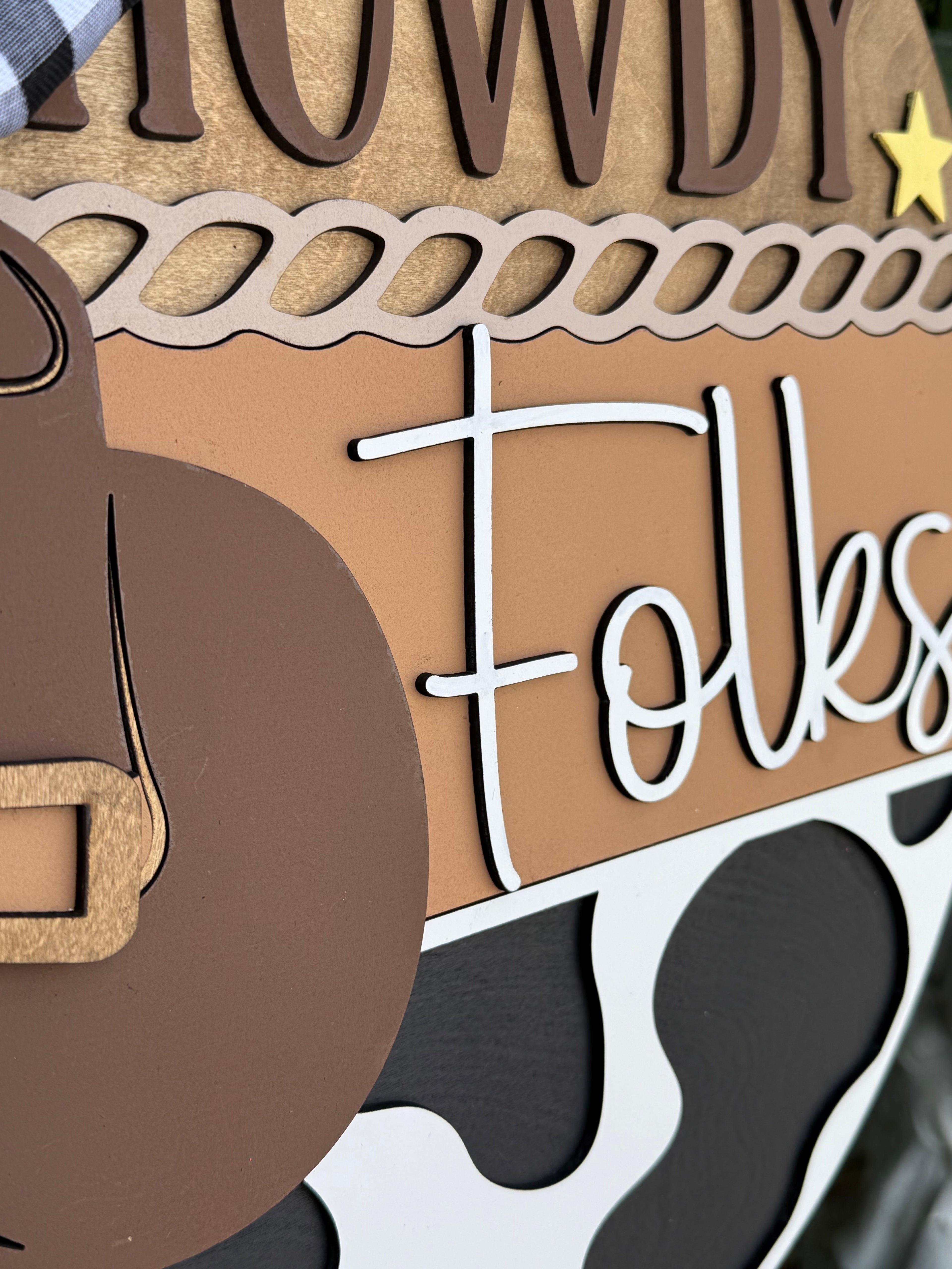 Howdy Folks Door Hanger • Western Front Door Sign • Cow Print Decor • Farmhouse Western Sign • Wooden Round Door Hanger