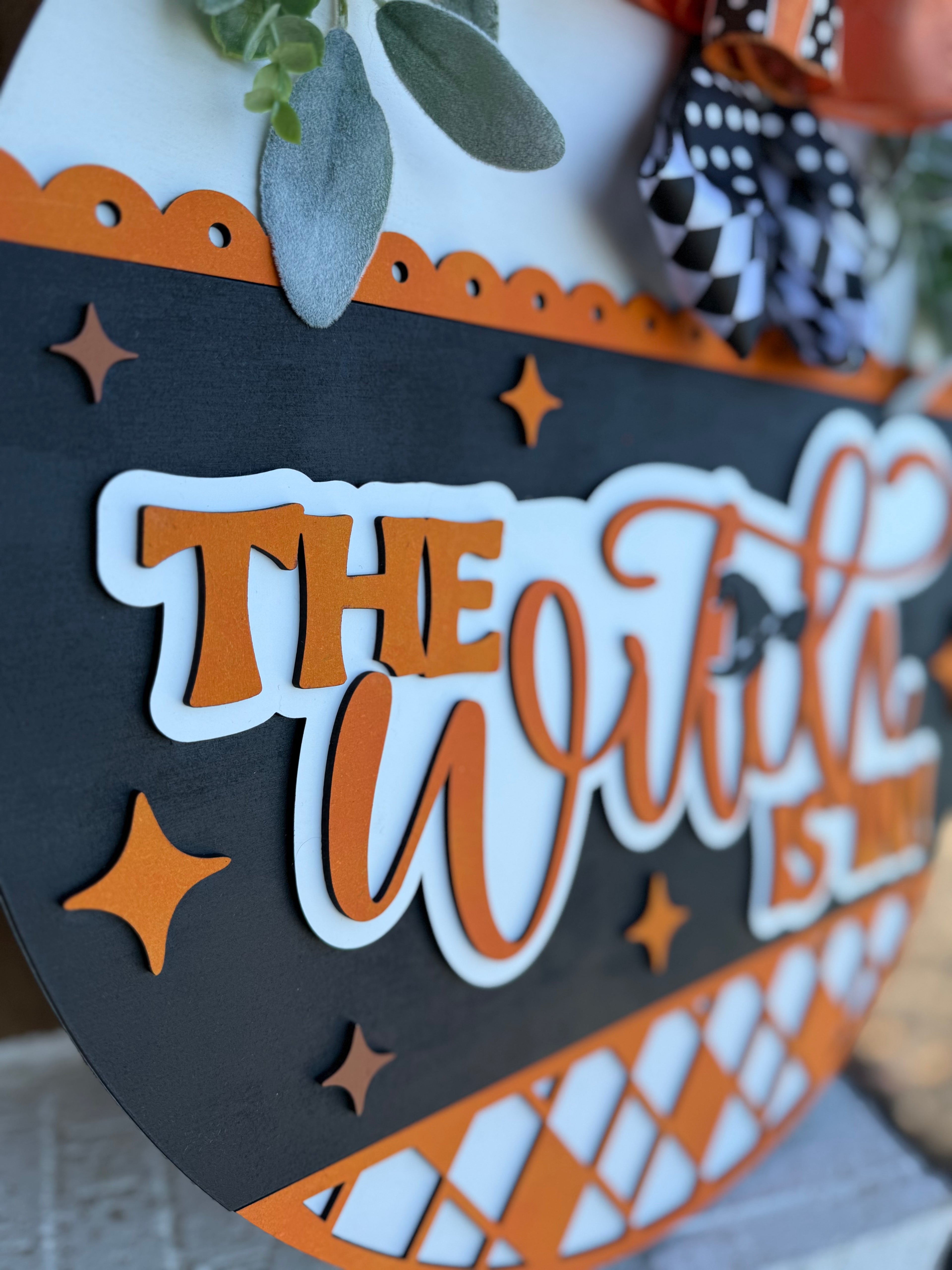 The Witch Is In Door Sign – Halloween Layered Wood Door Hanger, Spooky Farmhouse Decor, Orange & Black Wreath, Handmade Fall Sign (Copy)