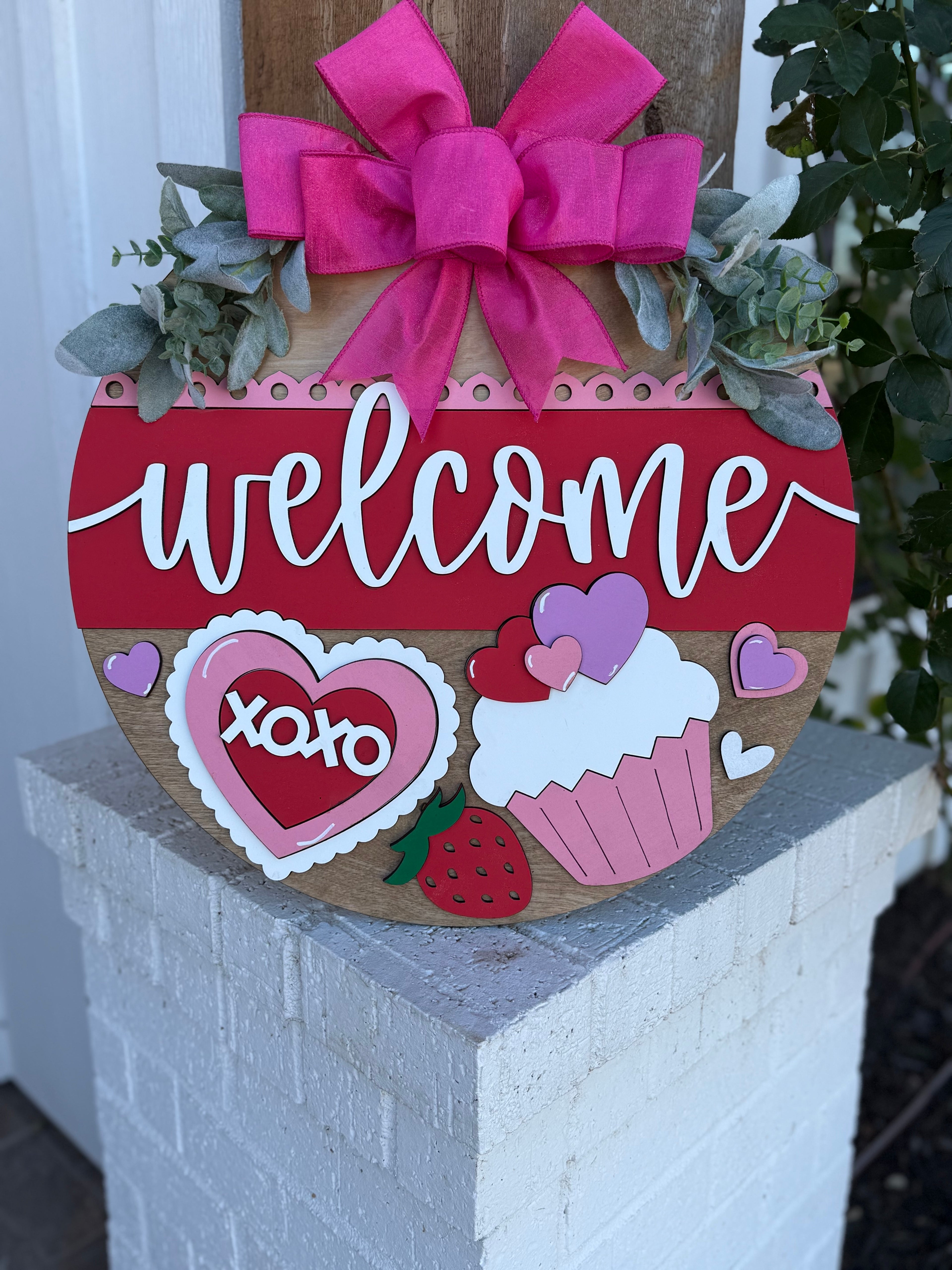 Décoration de porte « Bienvenue » pour la Saint-Valentin • Décoration de porche pour la Saint-Valentin • Panneau de bienvenue en forme de cœur • Panneau de porte d'entrée pour la Saint-Valentin • Décoration de porte « XOXO »