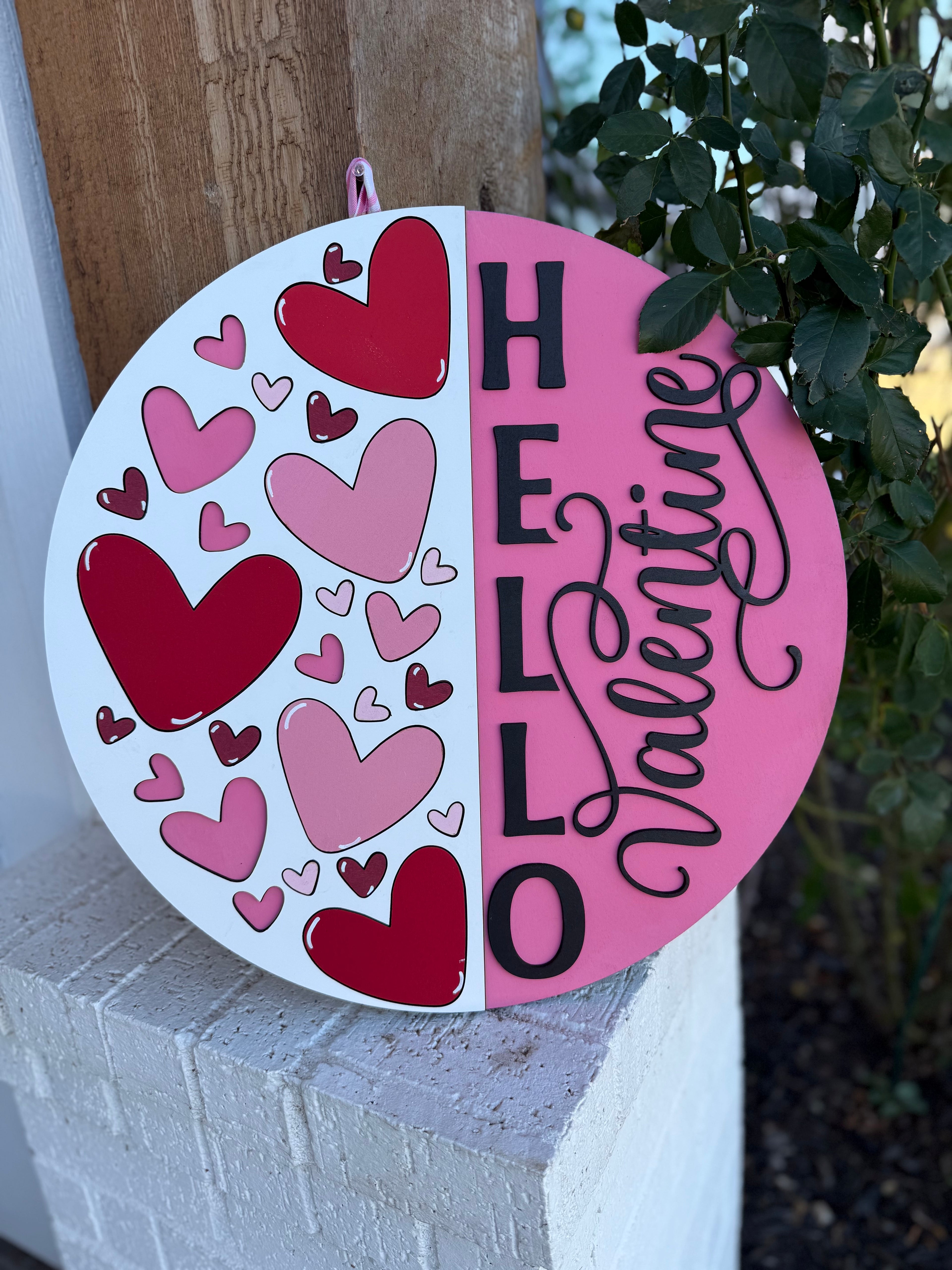 Décoration de porte « Bonne Saint-Valentin » • Panneau de porte d'entrée Saint-Valentin • Décoration cœur rose • Panneau de porche Saint-Valentin • Panneau rond en bois
