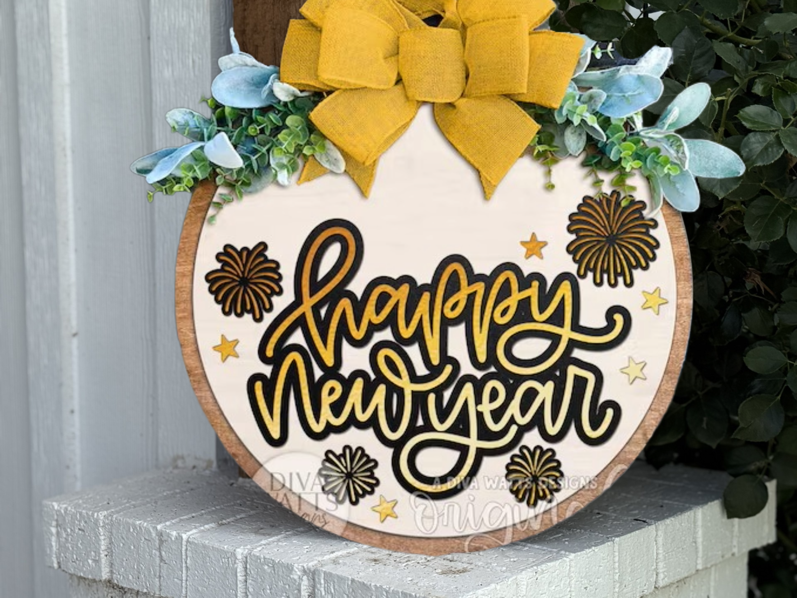 Happy New Year Door Hanger • New Year’s Eve Porch Sign • Gold Fireworks Holiday Decor • Round Wood Front Door Sign with Bow & Greenery
