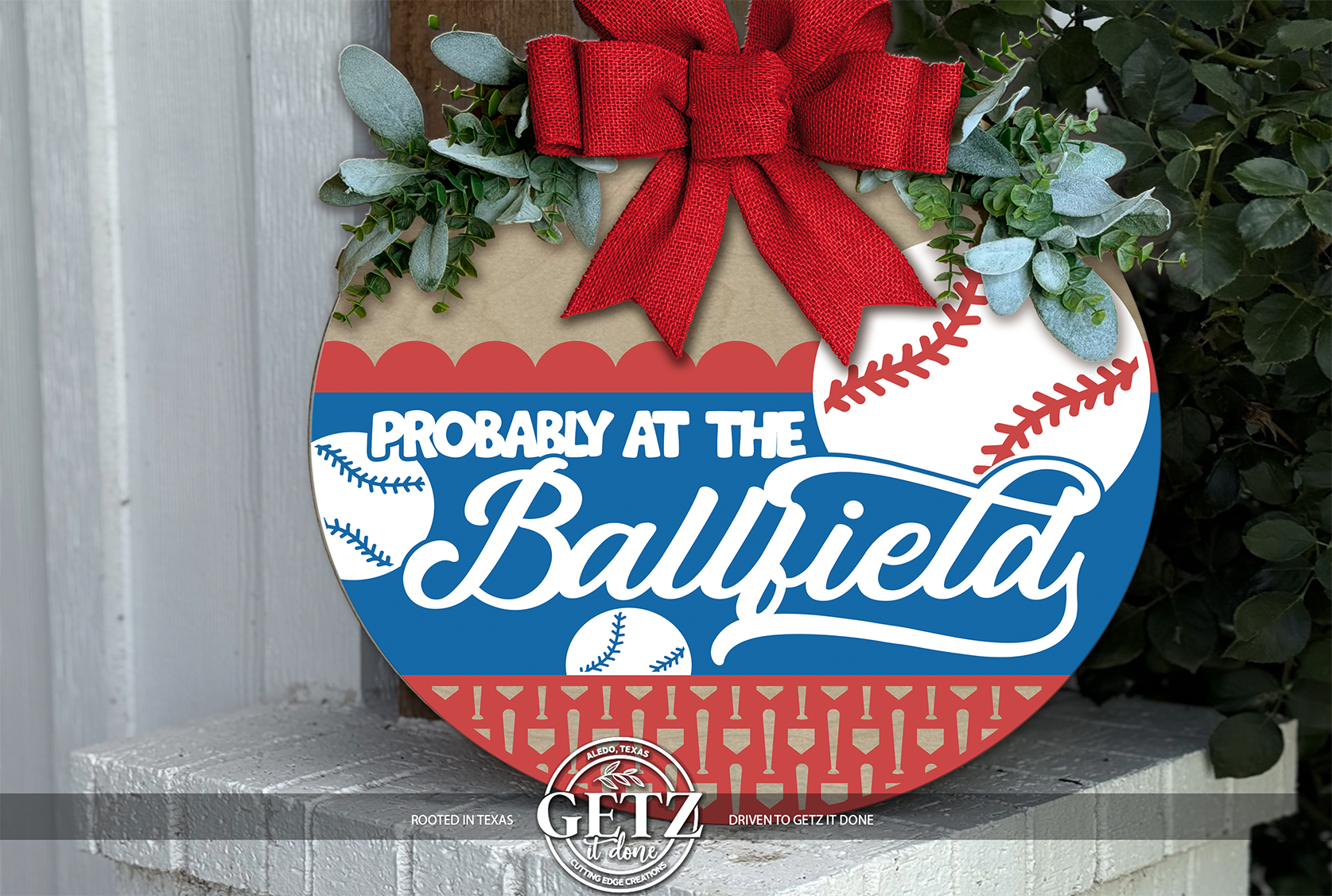 Décoration de porte « C’est la saison du baseball » – Panneau rond découpé au laser et fait main – Décoration de porte sportive – Cadeau pour les fans de baseball