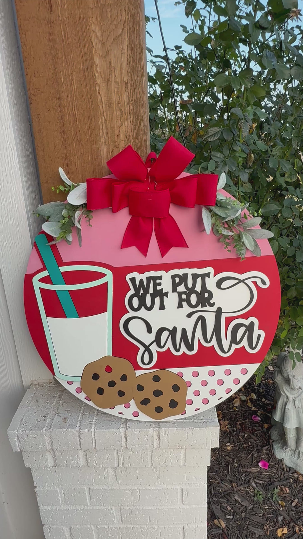 Letrero "We Put Out for Santa" para puerta: divertido colgante navideño con leche y galletas, decoración navideña para el porche, alternativa a una corona navideña rústica.