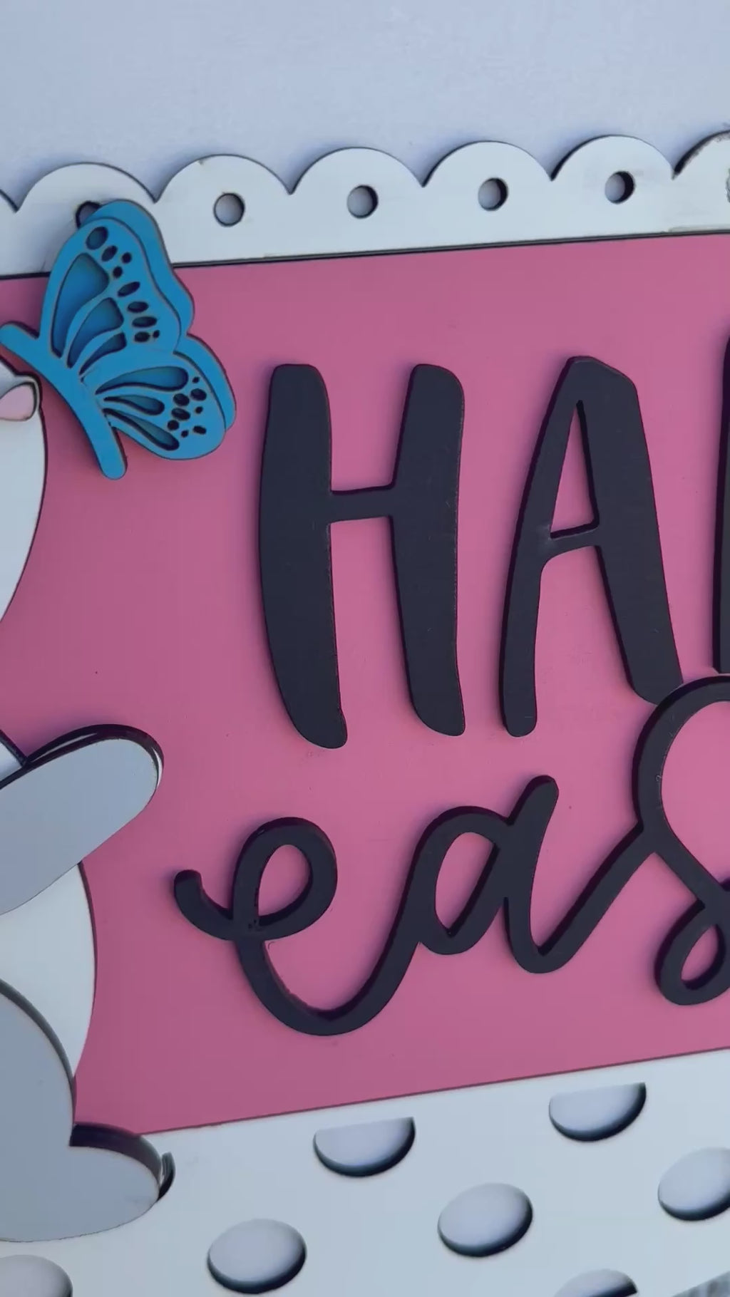 Letrero para puerta con forma de mariposa y conejito de Pascua