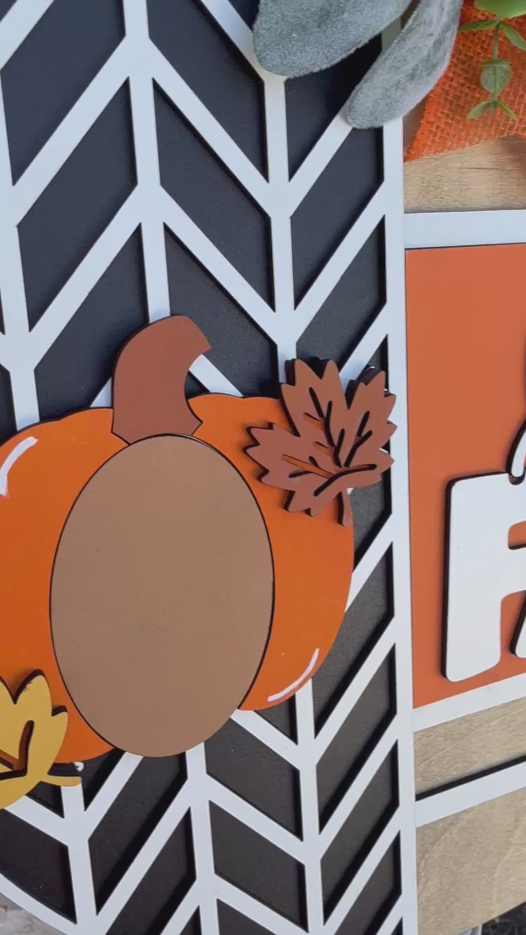 Letrero de puerta "Hola Otoño": Corona de calabaza cortada a láser y pintada a mano con lazo, decoración otoñal de granja para porche, colgador de puerta seguro para exteriores.