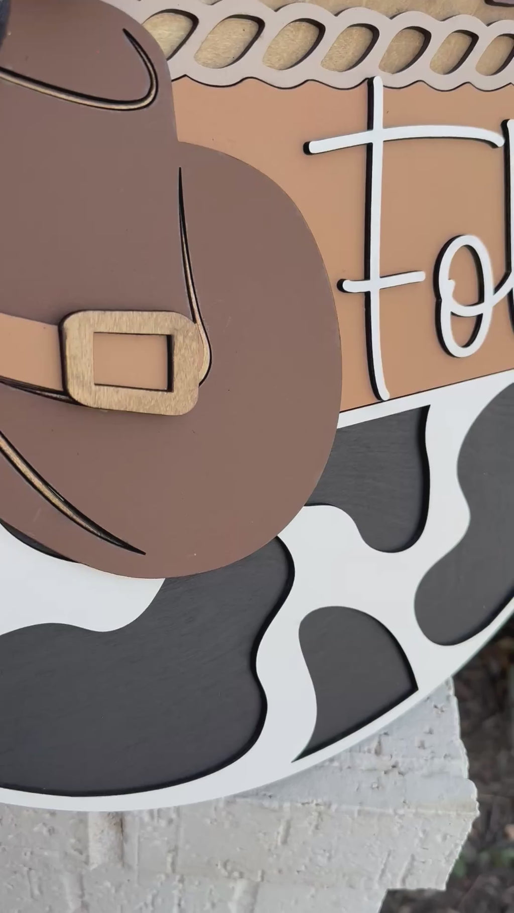 Howdy Folks Door Hanger • Western Front Door Sign • Cow Print Decor • Farmhouse Western Sign • Wooden Round Door Hanger